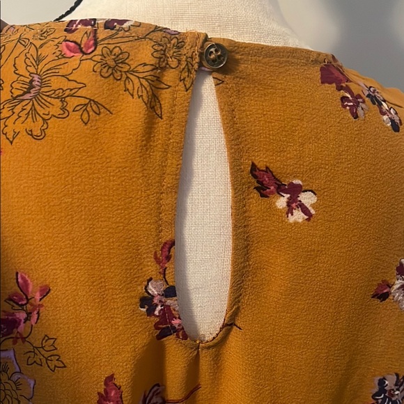 🌹Rewind Gold Asymmetrical Ruffled Blouse - Picture 6 of 8